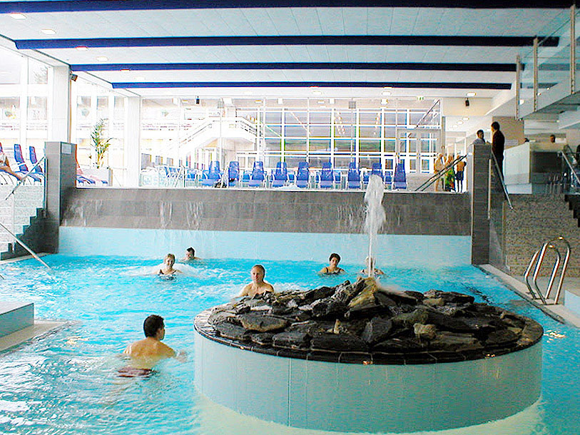 Här finns också inomhuspool med vattenlek för familjer med barn, bland annat 70 m lång rutschkana