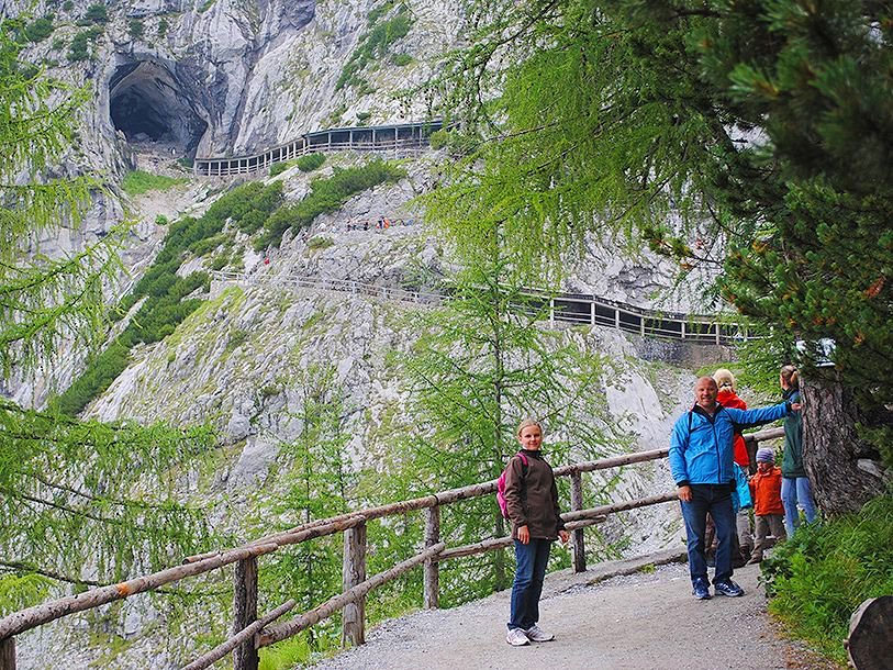 Från staden Werfen kan du ta dig upp till den magiska grottan Eisriesenwelt