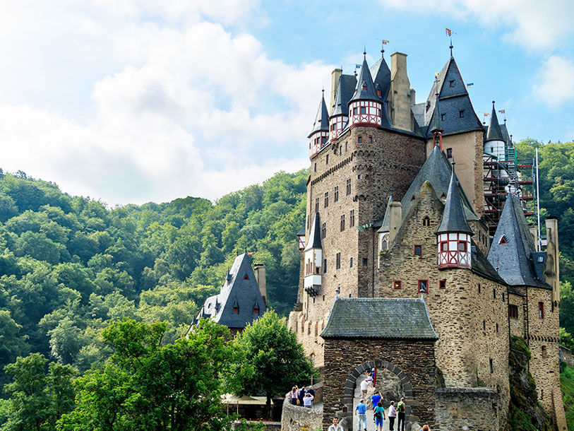 Det mytiske Burg Eltz troner over Mosel-floden, mellem Koblenz og Trier