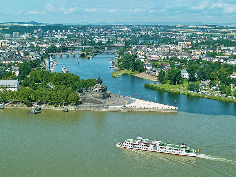 Koblenz er en af de ældste byer i Tyskland og markerer sammenløbet af floderne Rhinen og Mosel