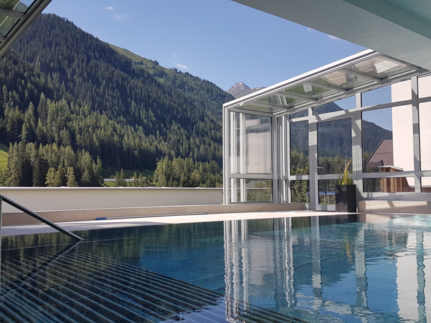 På hotellets fina AlpenSpa kan du koppla av mellan panoramapoolen, bubbelpoolen och soldäcket