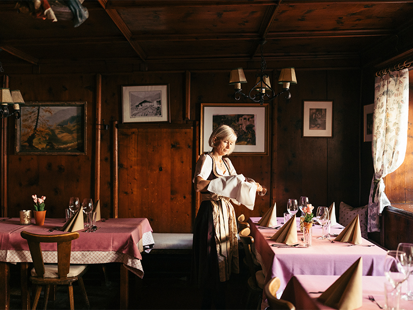 Hotellet har historiska anor som finns kvar i en mysig matsal från 1600-talet