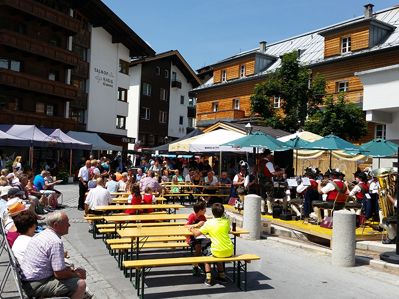 Ta plats på en sjudande trottoarservering i St. Anton och kolla in folklivet