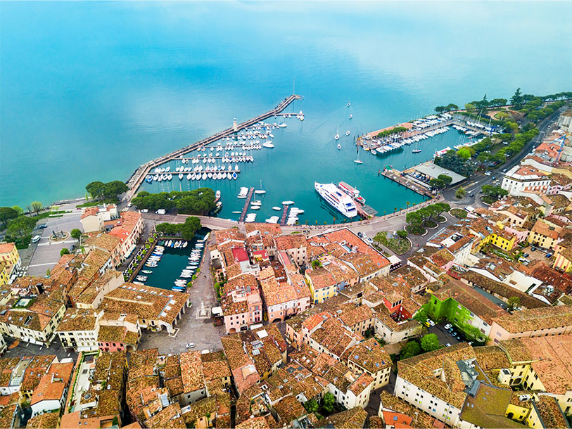 Grannen på andra sidan heter Desenzano - helt autentisk italiensk med sina gamla, röda tegeltak