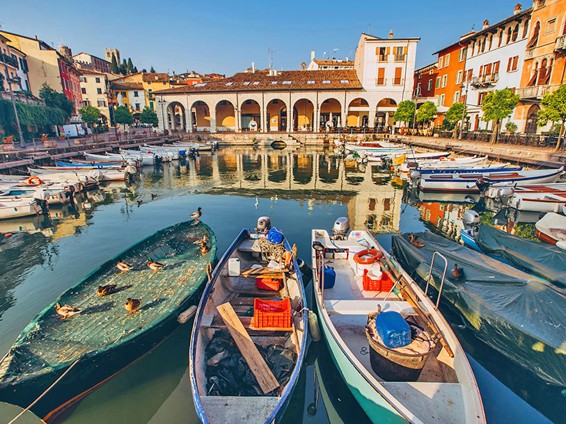 Desenzano har ett livligt nattliv och en mycket charmig hamn att utforska