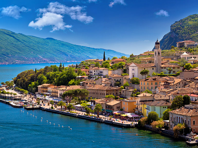 Om du kör norrut kan du besöka det romantiska fiskeläget Limone sul Garda