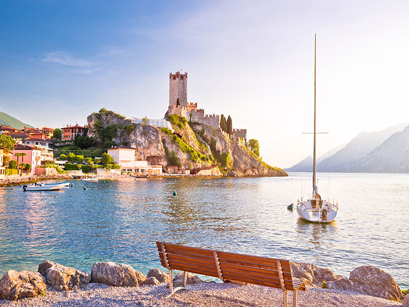 På den östra stranden av Gardasjön tornar ett annat gammalt slott över staden Malcesine