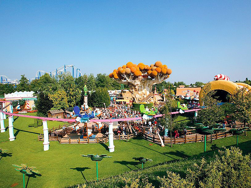 Kanske letar du efter underhållning? Då är Italiens största nöjespark, Gardaland, ett självklart resmål