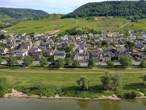 Her bor I skønt i landsbyen Ernst, kun 6 km fra den kendte vinby Cochem