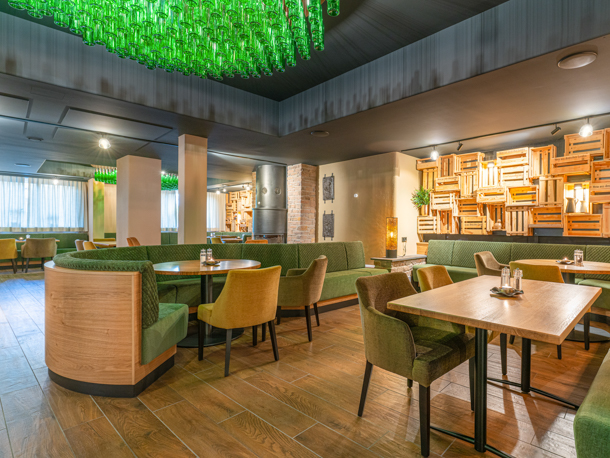 I hotellets restaurant med à la carte-menu  kan I også nyde måltider i flotte omgivelser