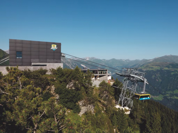 Bakom hotellet ligger linbanan Ahornbahn som seglar dig upp till de bästa panoramavyerna