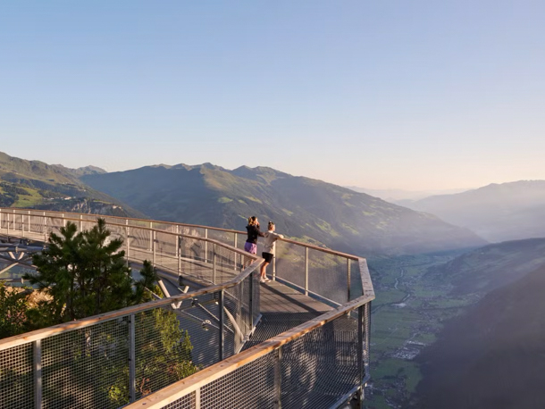 GreifenBrücke är en iögonfallande hängbro vid Ahorn i Mayrhofen, inte långt från hotellet