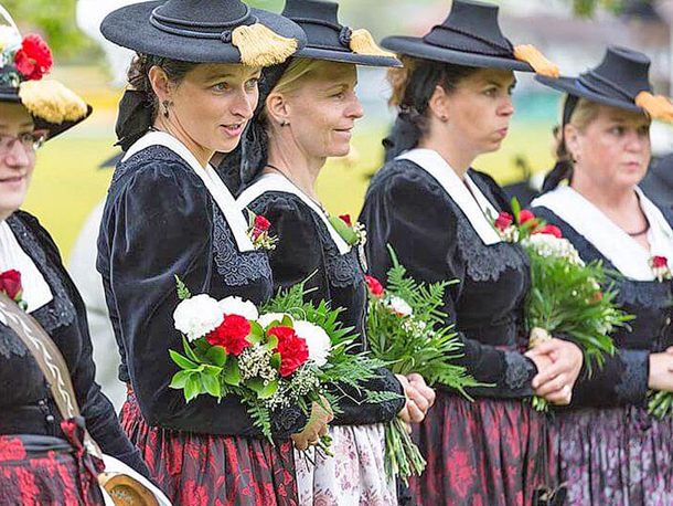 Tyrolens folklore är rik och levande, djupt rotad i regionens alpina landskap och historia
