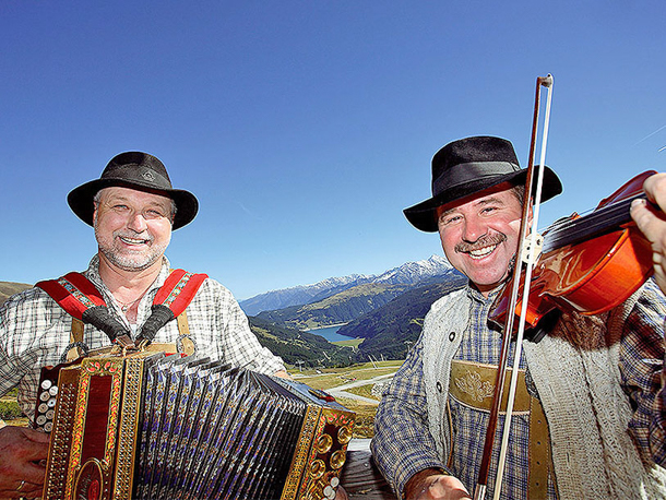 Musik och dans spelar också en viktig roll, bl.a. med traditionella Schuhplattler-danser och joddel