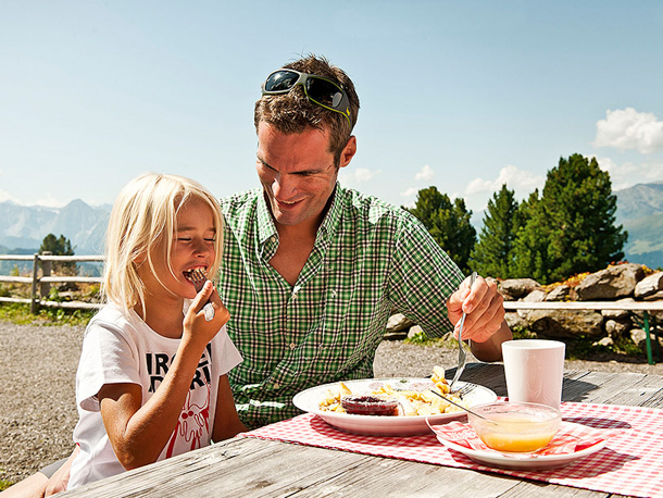 Österrikes goda mat bjuder på traditionella specialiteter som tillfredsställer alla smaklökar