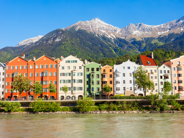Gör en dagsutflykt till Tyrolens huvudstad Innsbruck där du kan uppleva barock- och gotisk arkitektur
