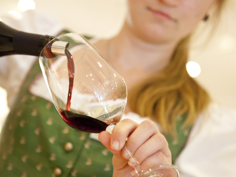 Oplev områdets stolte vinkultur - hotellet har en hyggelig vinstue med et stort udvalg af vine