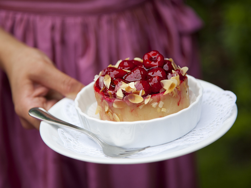 Nyd jeres inkluderede morgenbuffet udendørs til sommer. I kan også tilkøbe små retter og specialiteter i vinstuen