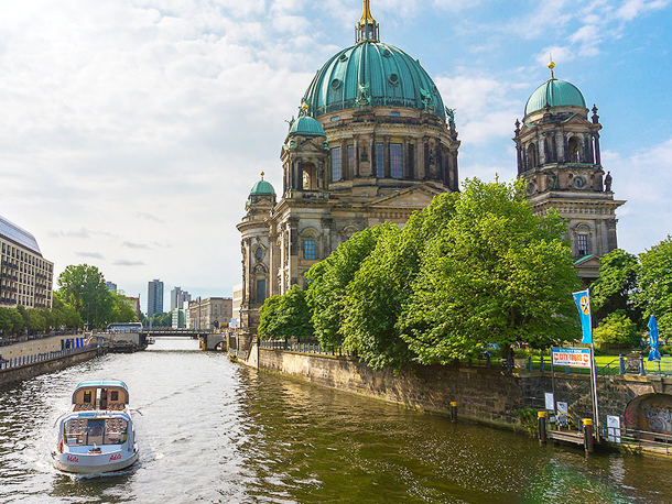 Inte långt från Berliner Dom finns det hållplatser vid kajen om du vill hoppa ombord på en sightseeingbåt