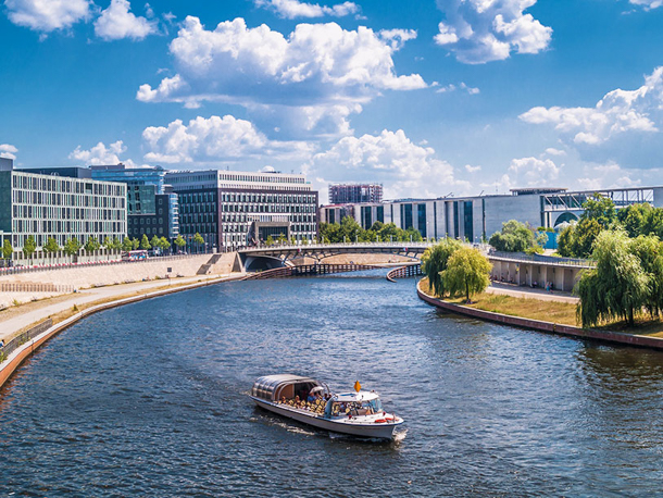 Floden Spree är en viktig vattenväg som flyter genom Berlin och är central för stadens geografi och historia