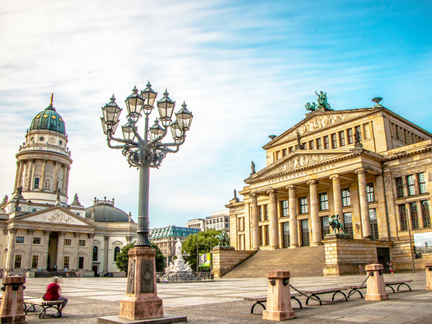 Den vackra 1700-talskyrkan Französischer Dom i Berlin ligger på Gendarmenmarkt