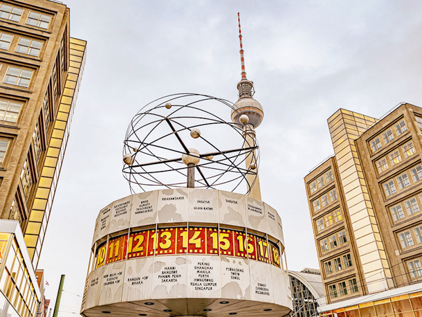 Alexanderplatz är en trafikknutpunkt, uppkallad efter den ryska tzaren Alexander 1