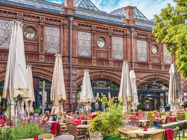 Hackescher Markt är ett livligt torg och en knutpunkt i stadsdelen Mitte i Berlin