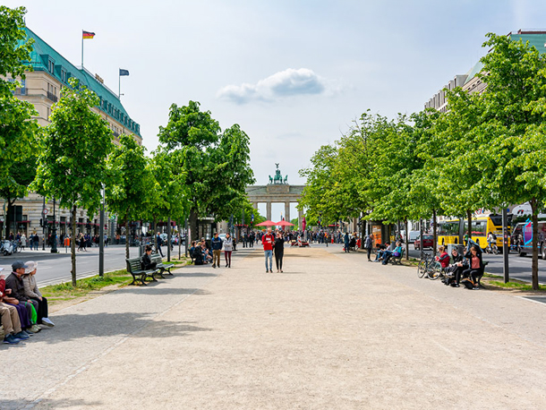 Unter den Linden är en berömd och historisk aveny i centrala Berlin