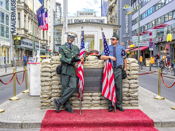Den berömda gränsövergången Checkpoint Charlie har också ett litet museum