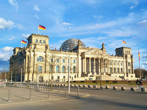 Riksdagsbyggnaden i Berlin är en historisk byggnad som idag inrymmer det tyska parlamentet, Bundestag