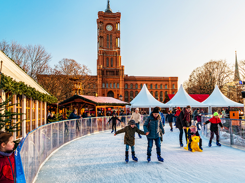 På Berlins julmarknader finns det både skridskobanor och karuseller
