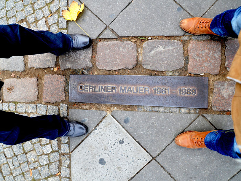 Se resterna av Berlinmuren som föll den 9 november 1989