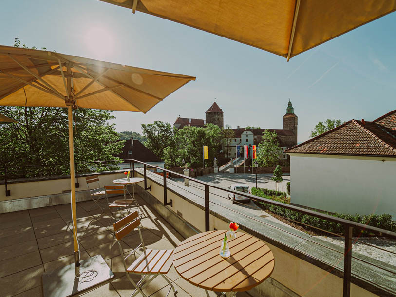 Nyd udsigten over middelalderborgen Burg Schlaining fra hotellets terrasse