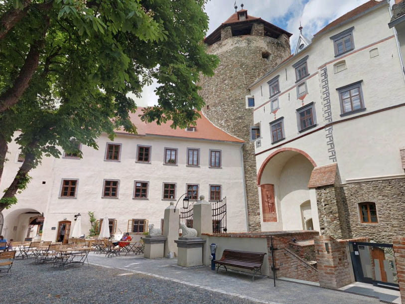 Den imponerende borg, også kaldet Friedensburg, bærer på en lang og fascinerende historie, der strækker sig tilbage til 1200-tallet