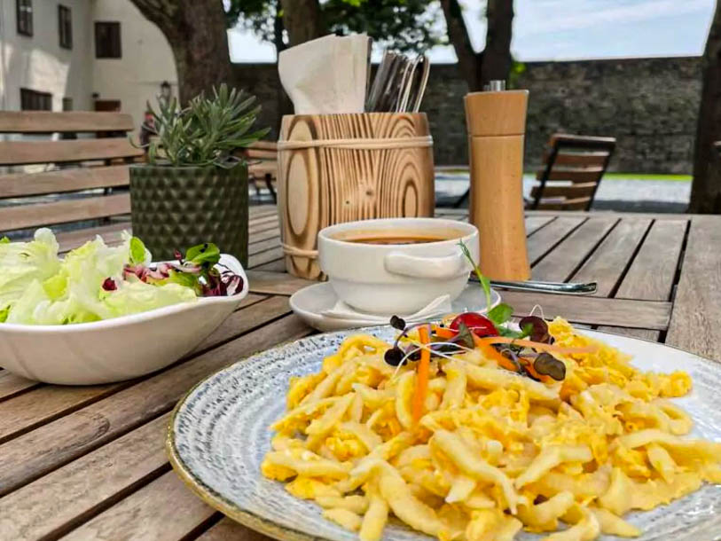 I hotellets restaurant i Burg Schlaining venter hyggelige stunder sammen