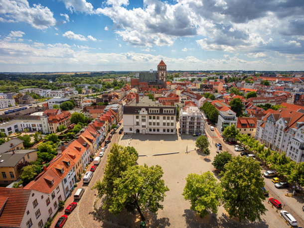 Rostock er en livlig havneby i Mecklenburg-Vorpommern, beliggende ved Warnow-flodens udmunding i Østersøen