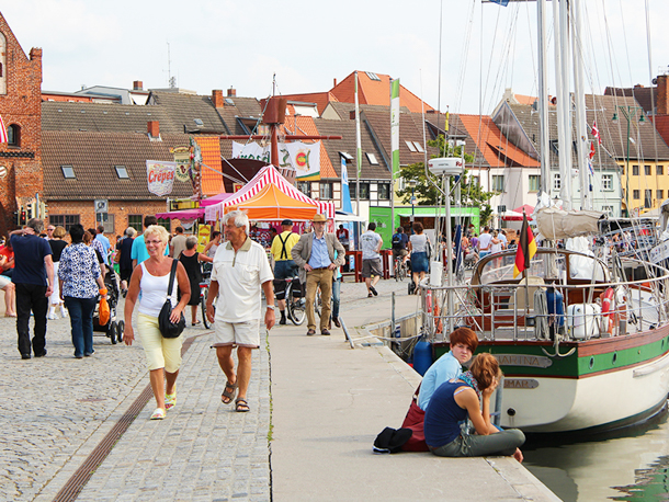 Fiskemarkedet i Wismar finder sted i den gamle havn og er en populær tradition