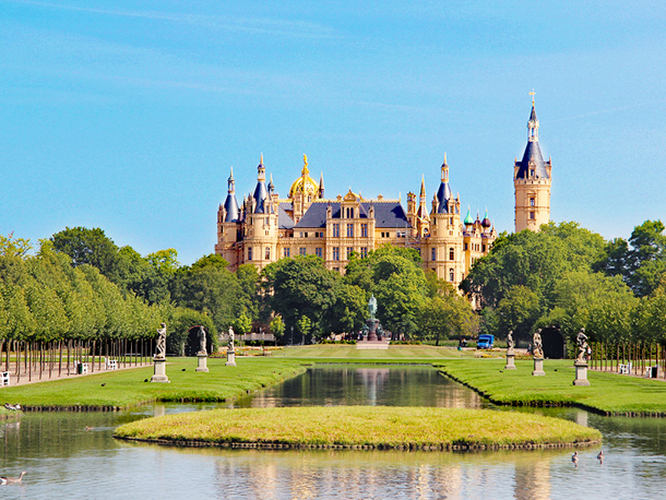 Schwerin Slot, eller Torneroseslottet, er uden tvivl en af Nordtysklands største turistattraktioner