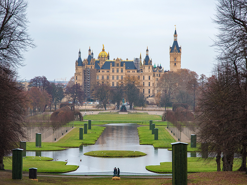 Benyt også lejligheden til at se det smukke Schloss Schwerin, også kendt som torneroseslottet
