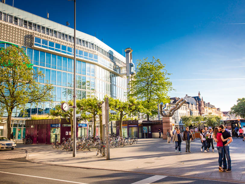 Upplev stadens rika förflutna där modern arkitektur och en livlig stad smälter samman med historian