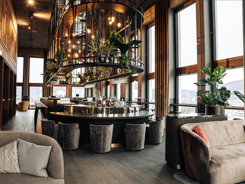 15 High rymmer också rooftop-baren, där du kan njuta av unika cocktails och röka cigarr i Smokers Lounge