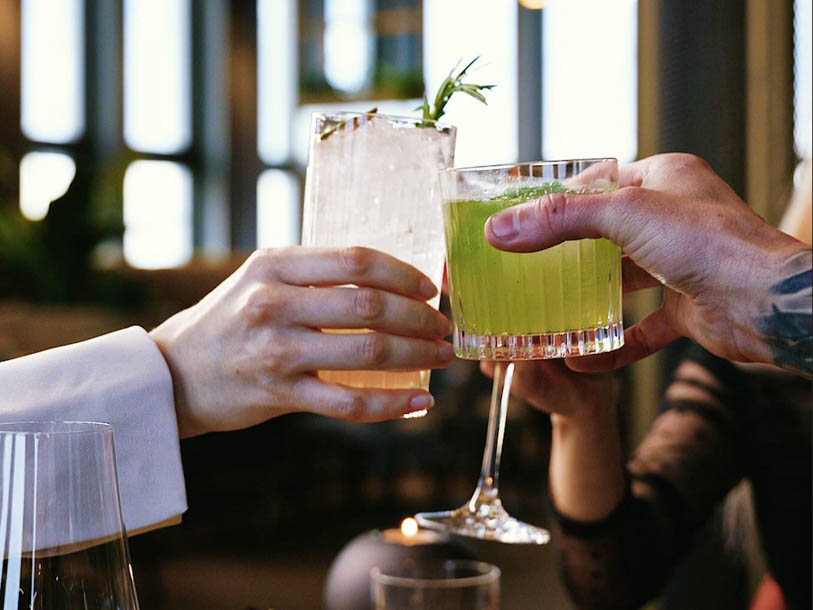 Återupplev dagens många äventyr över en läcker cocktail medan du tittar ut över Heidelbergs hustak