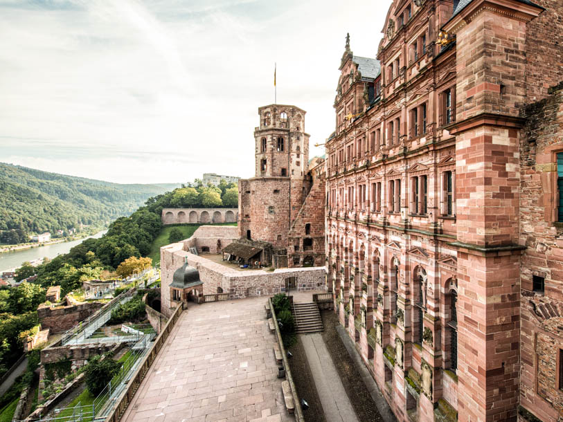 Från Heidelbergs slotts terrasser öppnar sig en spektakulär panoramautsikt över Gamla stan