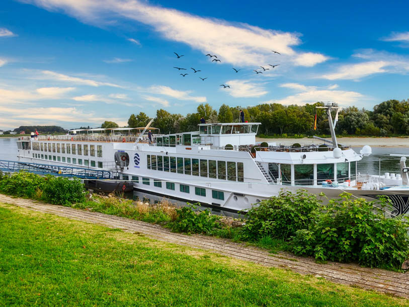 Du kan kliva ombord på en av de många turbåtarna och segla förbi romantiska slott och vinbyar