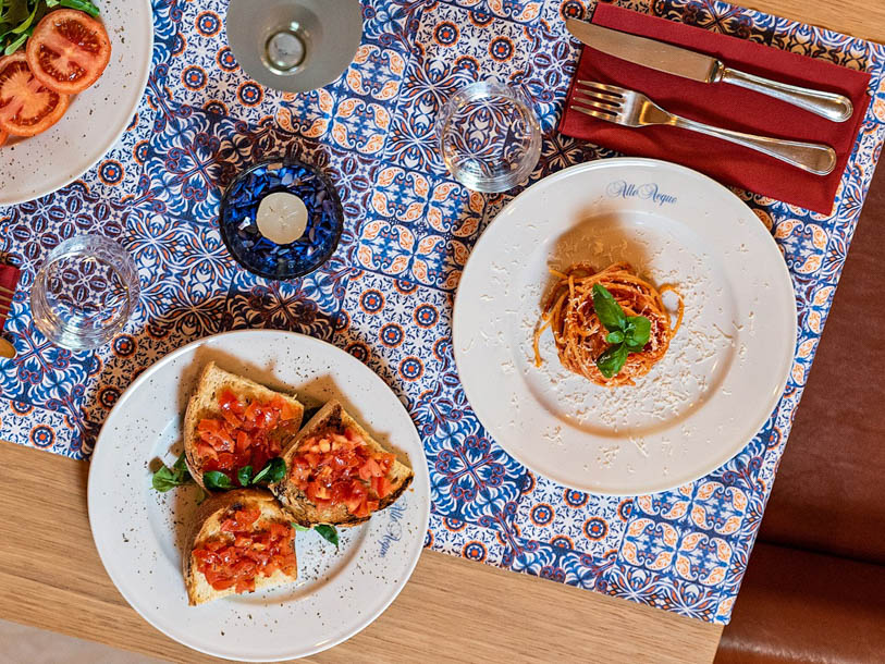 Hotellets restaurang erbjuder både goda rätter tillagade med lokala råvaror