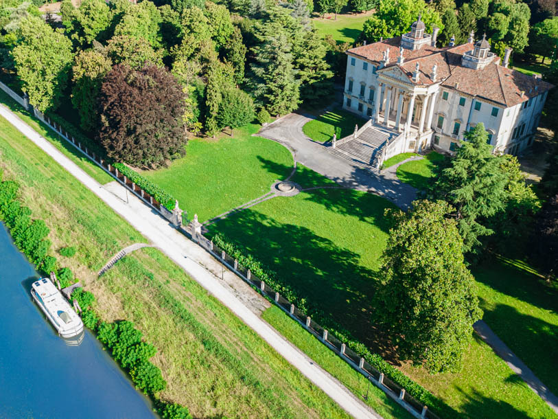 I närheten av Padua kan du också uppleva praktvillan Villa Giovanelli Colonna