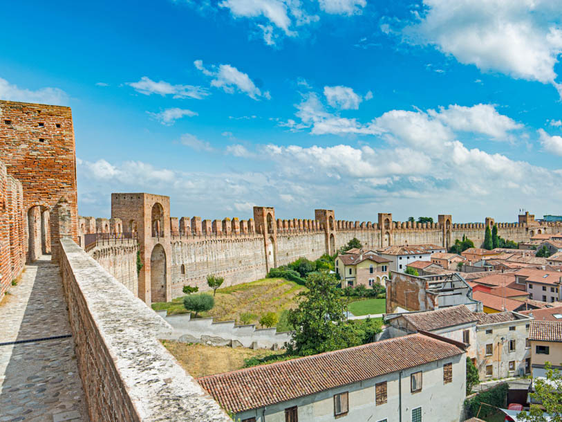 Upplev den 14 meter höga stadsmuren från medeltiden som omger staden Cittadella (60 km)