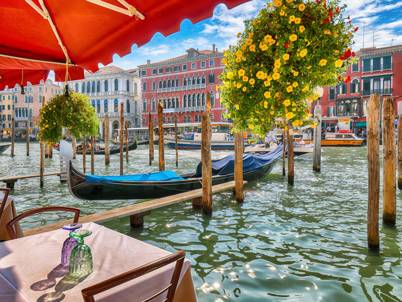 Njut av den måleriska idyllen i kanalstaden Venedig, mellan gondoler och praktarkitektur