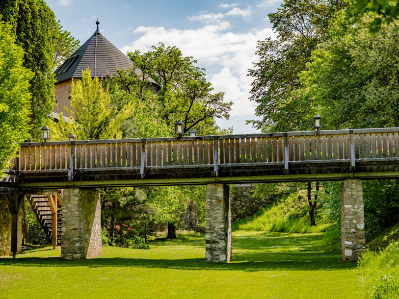 Utforska Schloss Gabelhofens idylliska omgivningar, här den gamla vallgraven som omger slottet