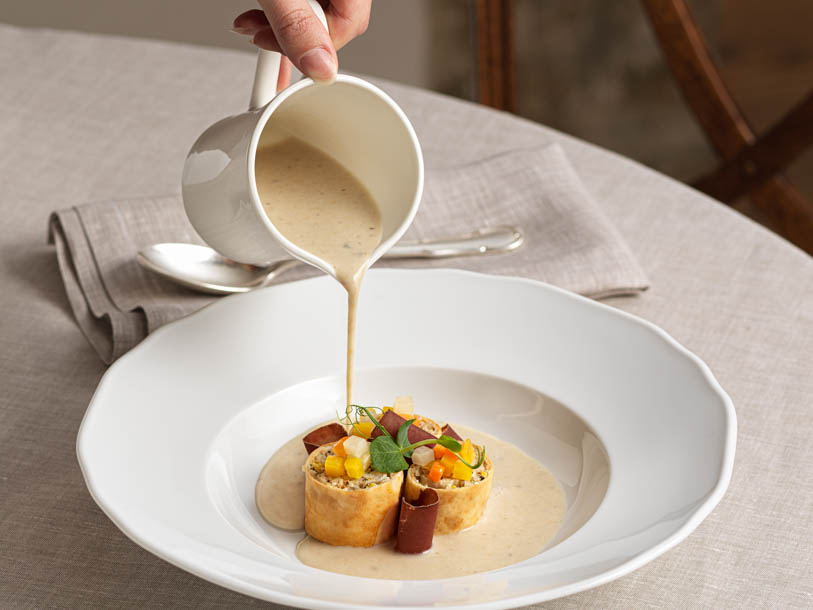 Njut av en utsökt middag från slottsrestaurangen som en perfekt avslutning på dagen